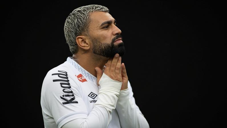 Gabigol, do Santos, em ação contra o Bragantino