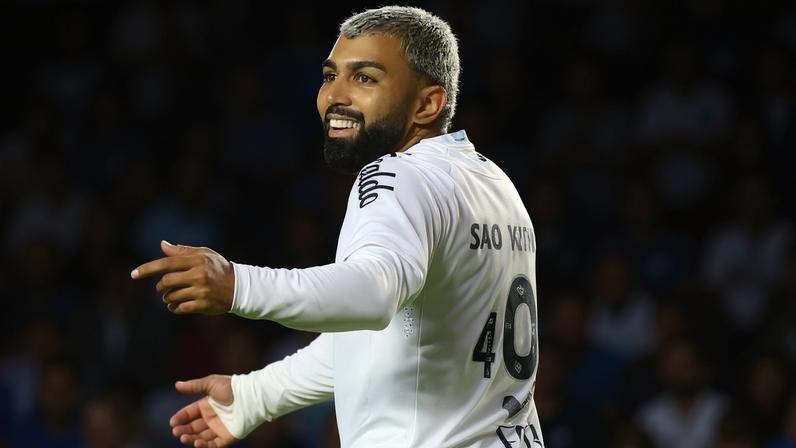 Gabigol em ação durante jogo entre Santos e Corinthians pelo Paulistão