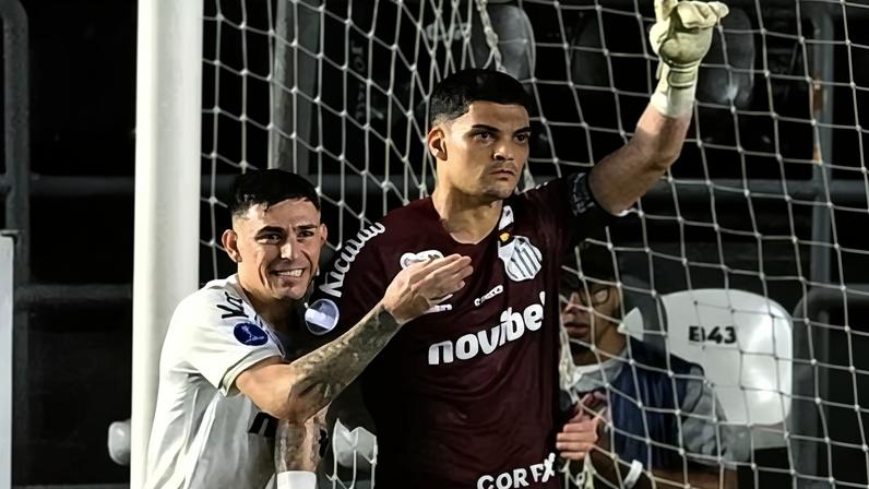 Gabriel Brazão, do Santos, é celebrado pelos colegas após defender pênalti contra o Deportivo Cuenca, na Sul-Americana