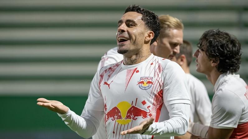 Gabriel comemora gol marcado pelo RB Bragantino contra a Chapecoense, pelo Brasileirão