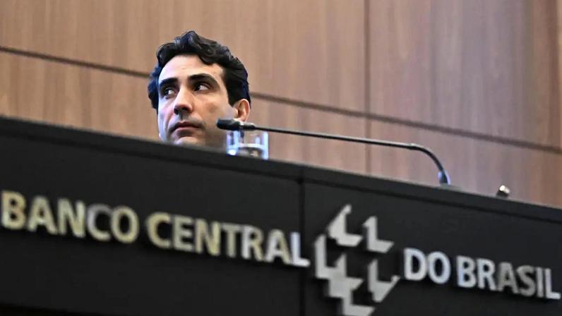 Presidente do BC, Gabriel Galípolo, reforça o discurso de independência em meio a pressões em torno do escândalo do Banco Master. (Foto: André Borges/EFE)