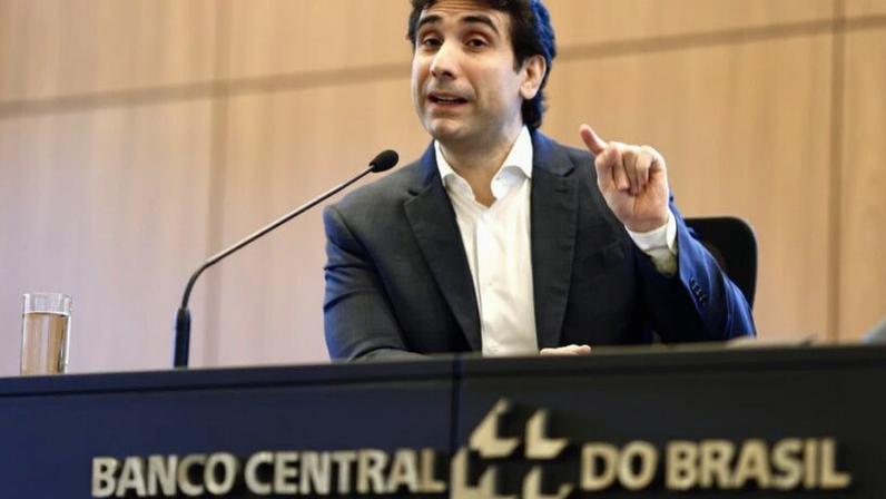 Gabriel Galípolo evitou comentar casos específicos de bancos, mas disse que BC acompanha capital e liquidez das instituições