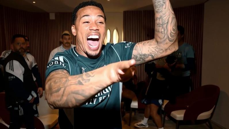 Gabriel Magalhães festeja o título do Arsenal na Premier League