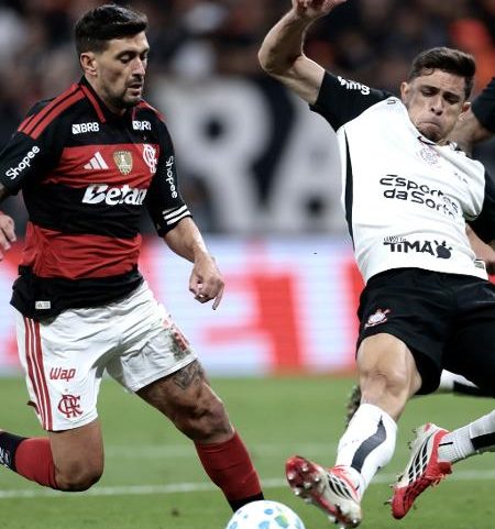 Gabriel Paulista desarma Arrascaeta na partida entre Corinthians x Flamengo, pelo Brasileirão, na Neo Química Arena
