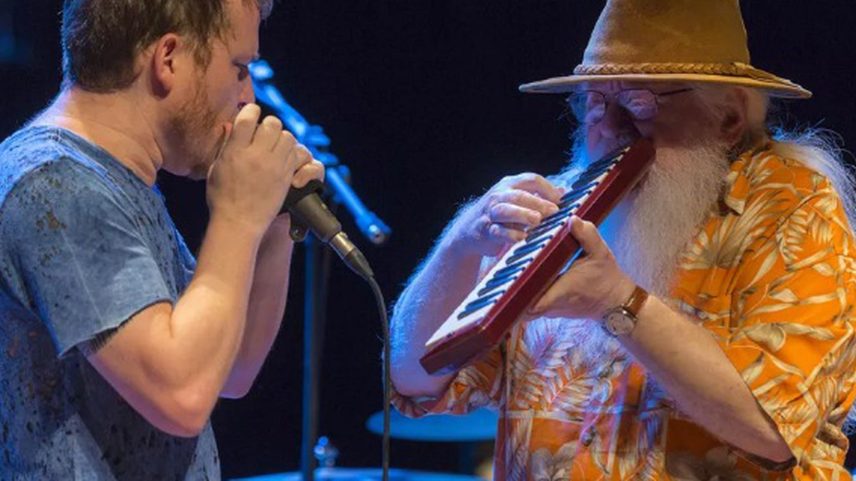 Gabriel Grossi e Hermeto Pascoal durante apresentação. Foto: Produção Henesto Pascoal/Divulgação