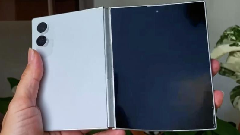 Réplica do Galaxy Z Fold Wide aparece em imagens fino e na cor branca