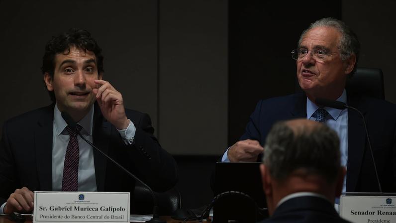 Após bate-boca na CAE, Renan Calheiros volta a acusar Gabriel Galípolo de mentir sobre suposta intervenção no Banco Master. (Foto: Lula Marques/Agência Brasil.)