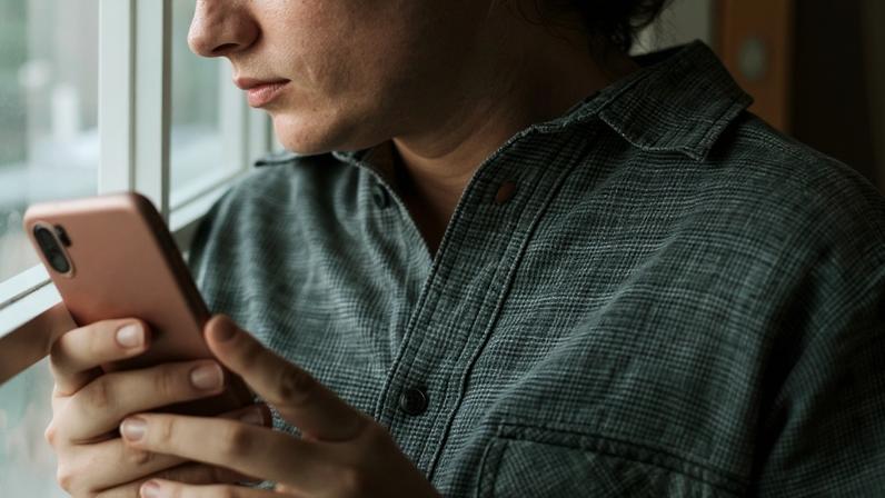 Adolescente segurando celular - Metrópoles