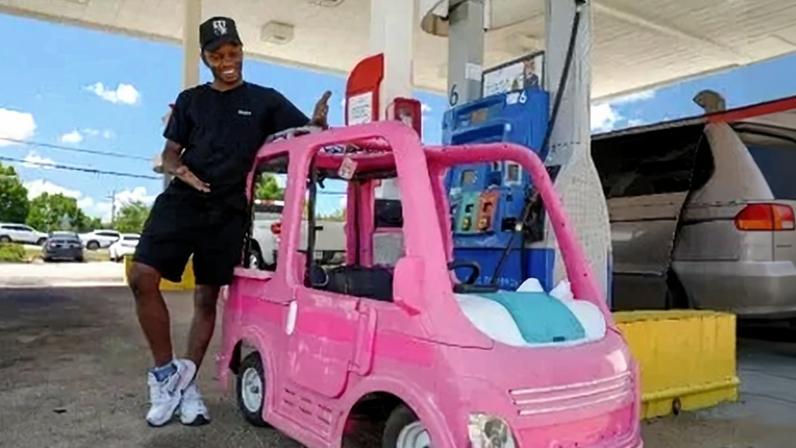 Mali Hightower com um Barbie Dream Camper rosa do lado de fora de um posto de gasolina em Ellenwood, EUA, em 18 de maio de 2026