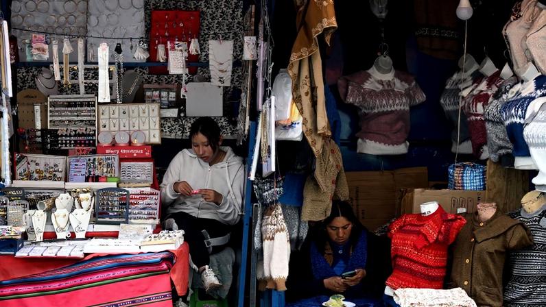 Mulheres vendem roupas e joias em uma feira de rua em La Paz