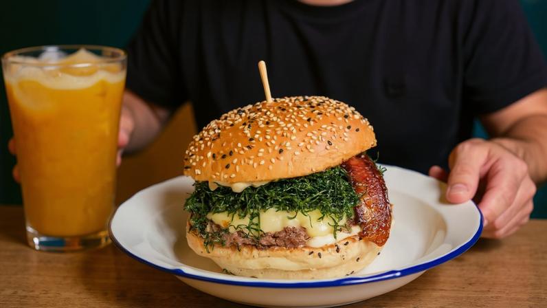 Hambúrguer da Soul Jazz Burguer leva queijo canastra empanado; já na Tchambows receita leva queijo minas, crispy de couve e bacon caramelizado no melado de cana