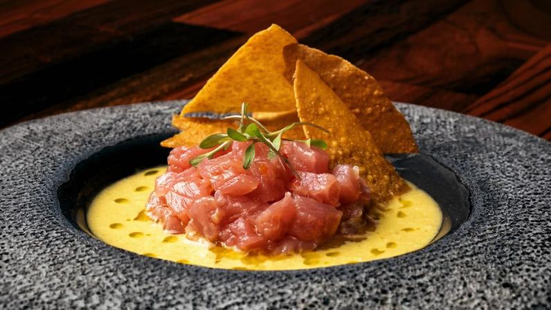Crudo de atum com leche de tigre amarillo, crocante de milho criollo do restaurante Glouton, no Lourdes