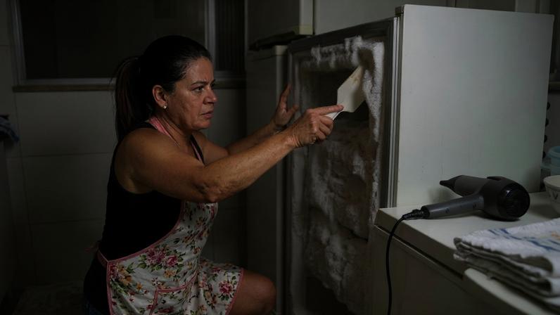 Use um secador ou uma espátula de plástico para derreter o gelo — Foto: Reprodução/Gemini