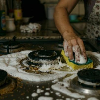 Como limpar o fogão com percarbonato de sódio: passo a passo