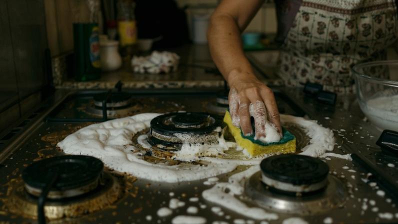 Como limpar o fogão com percarbonato de sódio: passo a passo