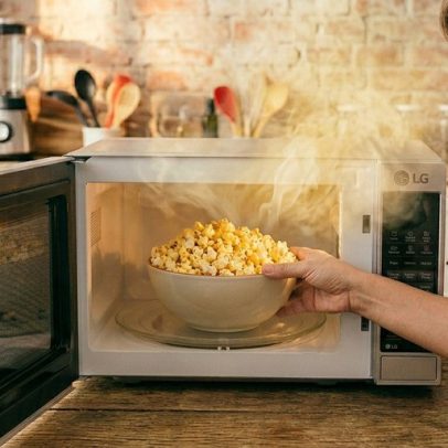 Truque simples para eliminar o cheiro de pipoca no micro-ondas