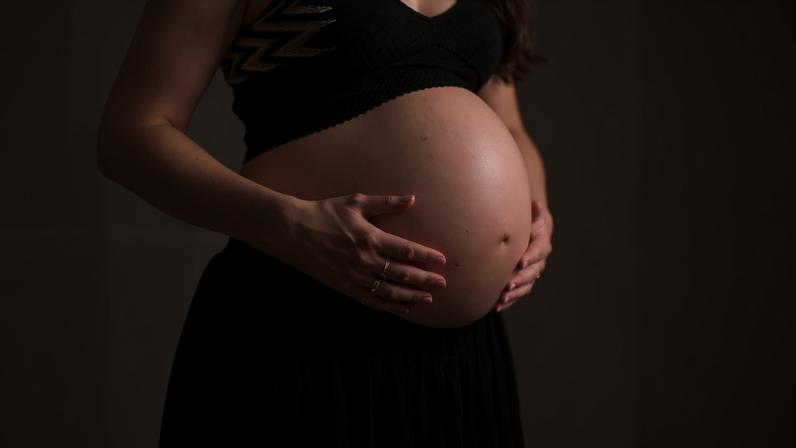 Imagem mostra mulher grávida com as mãos na barriga - Metrópoles