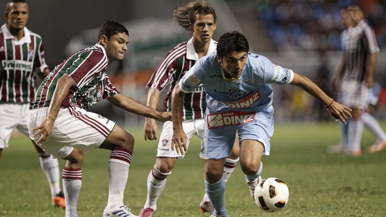 Gum e Diguinho em disputa no jogo entre Argentinos Juniors e Fluminense em 2011 — Foto: Buda Mendes / Getty