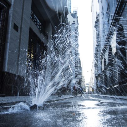 Brasil perde 40% da água tratada, agravando crise climática