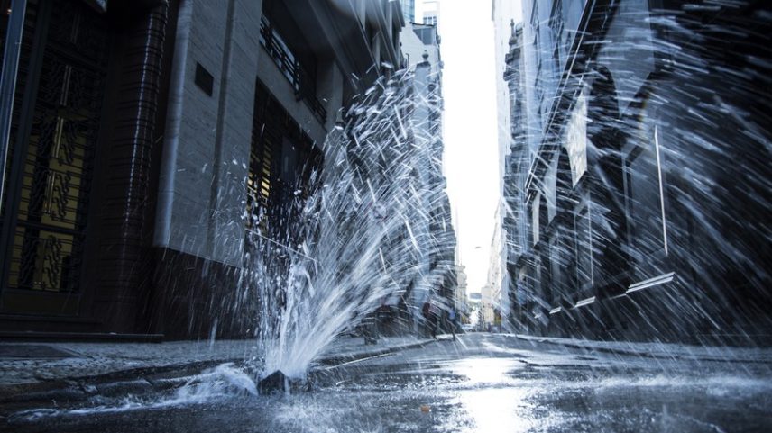 Vazamento de água no Rio de Janeiro: desperdício hídrico ocasiona perdas nas redes urbanas e representam gasto de energia.