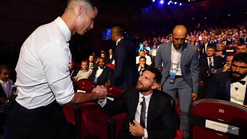 Cristiano Ronaldo e Messi em premiação da Uefa