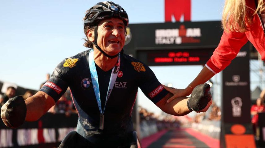 Lenda do automobilismo e campeão paralímpico, Alex Zanardi morreu na noite de sexta-feira, 1º