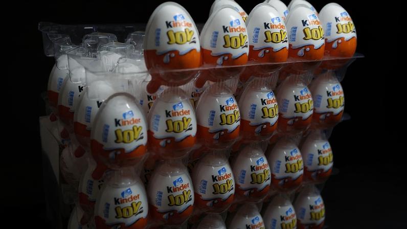 Consumidora comprou um "Kinder Ovo" para filhos, porém eles constataram uma larva.