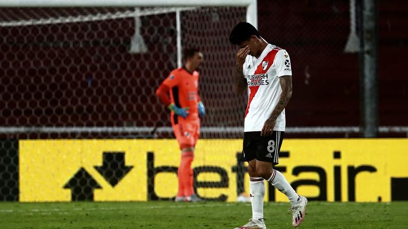 Carrascal lamenta em jogo entre River Plate e Palmeiras em 2021 — Foto: Marcos Brindicci - Pool/Getty Images