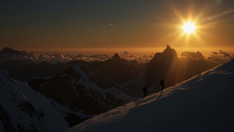 Escaladores em uma crista nevada ao nascer do sol — Foto: Gettyimages