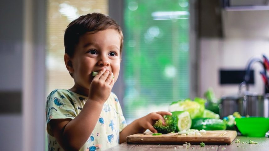 Criança comendo vegetais. — Foto: Getty Images/Kristyna Davidova