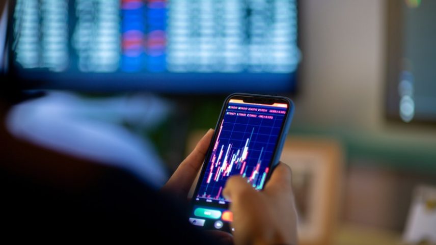 Investidor acompanha pregão da bolsa pelo telefone — Foto: Getty Images