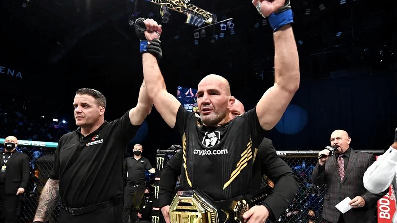 Glover Teixeira com o cinturão do UFC em 2021 — Foto: Getty Images