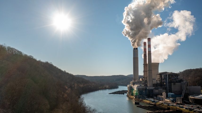 Vista da usina elétrica movida a carvão conhecida como Fort Martin, nos arredores de Morgantown, na Virgínia Ocidental, EUA