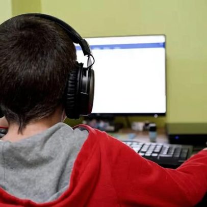 Site que desafia usuários a moggar rivais por webcam viraliza