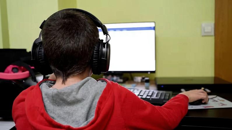 Site que viralizou nas redes sociais coloca jovens e adolescentes para fazer 'disputas de aparência' com outros