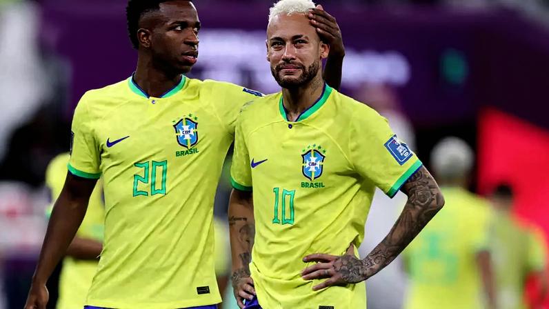 Neymar e Vini Jr em jogo das quartas de final da Copa de 2022