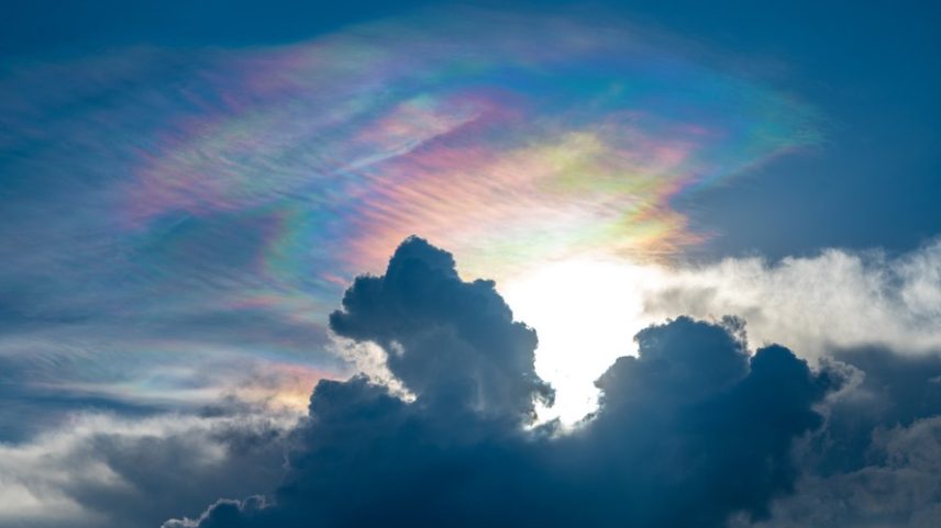 Nuvem iridescente registrada no céu em 2022 — Foto: Boy_Anupong/Getty Images
