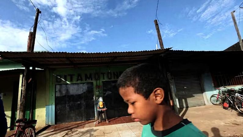 Menino caminha por uma rua próxima ao local onde o complexo da usina de Belo Monte estava em construção na bacia amazônica, em 17 de junho de 2012, em Altamira.