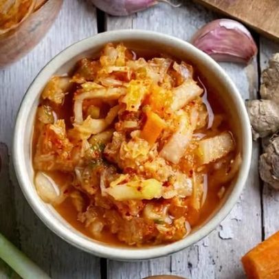 Kimchi pode ajudar o corpo a eliminar partículas de plástico, diz estudo