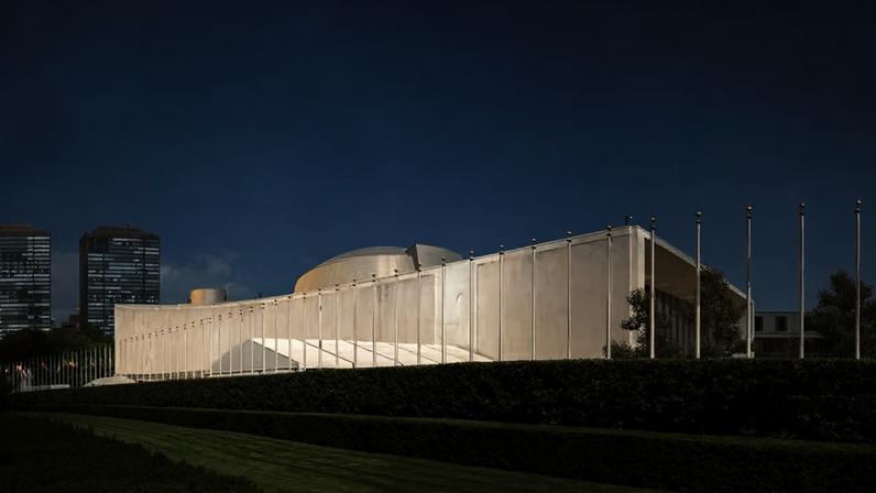 Edifício da Assembleia Geral das Nações Unidas da ONU com bandeiras do mundo hasteadas em frente - First Avenue, Nova Iorque, EUA