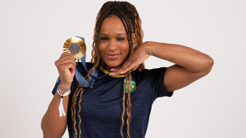 Rebeca Andrade posa com a medalha de ouro conquistada nas Olimpíadas de Paris — Foto: Thibaud Moritz - Pool /Getty Images