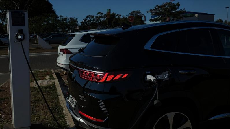 Veículo elétrico é carregado em estação pública em Brasília — Foto: Fábio Lemos/Getty Images