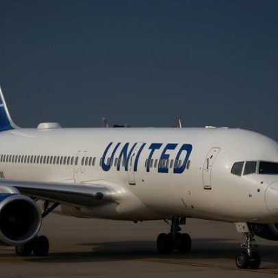 Passageiro tenta abrir porta de avião a 11.000 metros, pouso de emergência