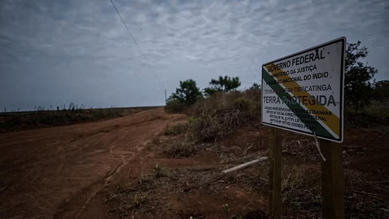 Entrada da Terra Indígena Tirecatinga, em Sapezal (MT), território demarcado em 1983 e cercado pelo avanço do agronegócio em uma das regiões mais pressionadas do chamado arco da devastação da Amazônia.