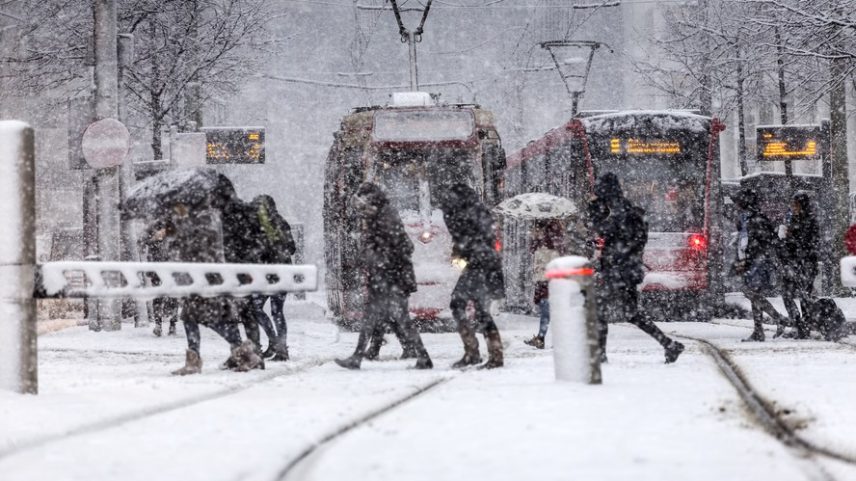 Ondas de frio extremo seguem entre os principais fatores de mortalidade climática na Europa. Novo estudo indica que desigualdade social, pobreza energética e dificuldades para aquecer residências agravam o número de mortes relacionadas às temperaturas severas no continente.