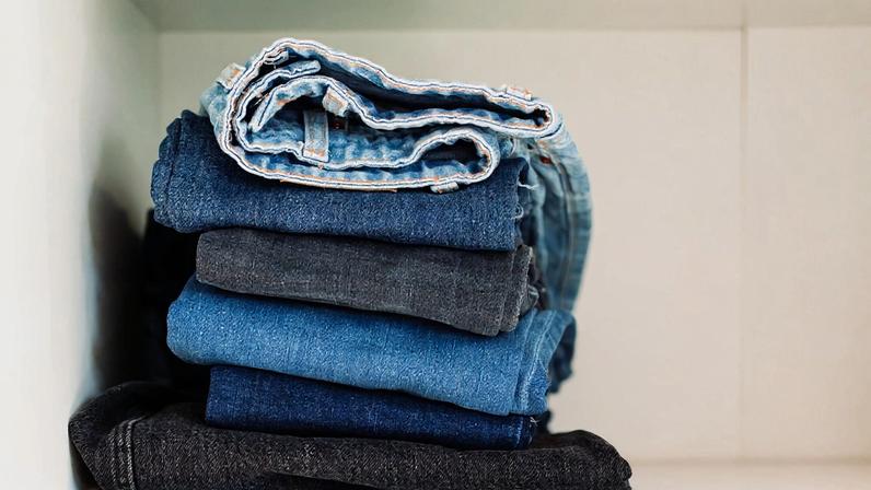 foto com cor. Jeans empilhados - metrópoles