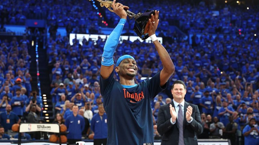 Shai Gilgeous-Alexander ergue o troféu de MVP da NBA 2024/25 — Foto: Matthew Stockman/Getty Images