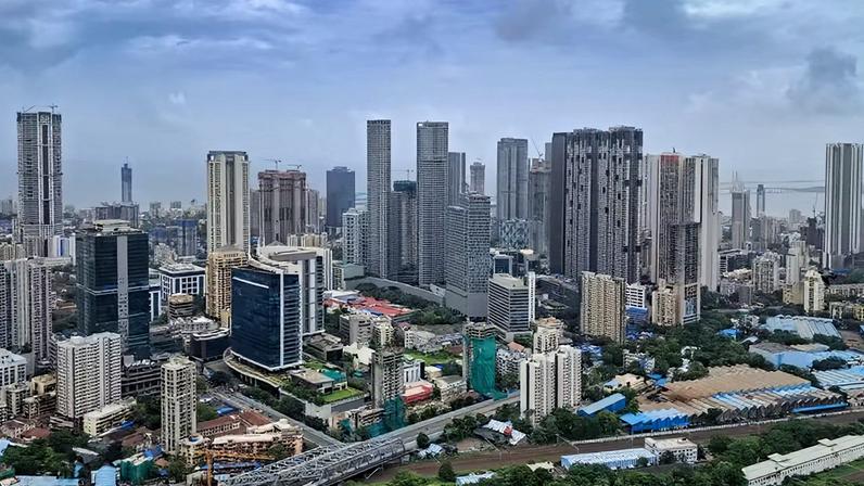 Mumbai, na Índia, com novos edifícios e infraestrutura urbana em expansão. O país deve enfrentar um número acima da média de dias de calor extremo em maio, com temperaturas elevadas pressionando a demanda por energia a níveis recordes.