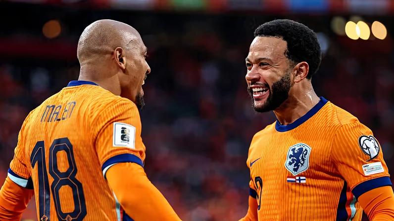 Memphis comemora gol em duelo contra a Finlândia, pelas Eliminatórias da Copa do Mundo 2026 — Foto: Pieter van der Woude/BSR Agency/Getty Images