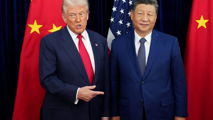O presidente dos EUA, Donald Trump, cumprimenta o presidente chinês, Xi Jinping, antes de uma reunião bilateral na Base Aérea de Gimhae